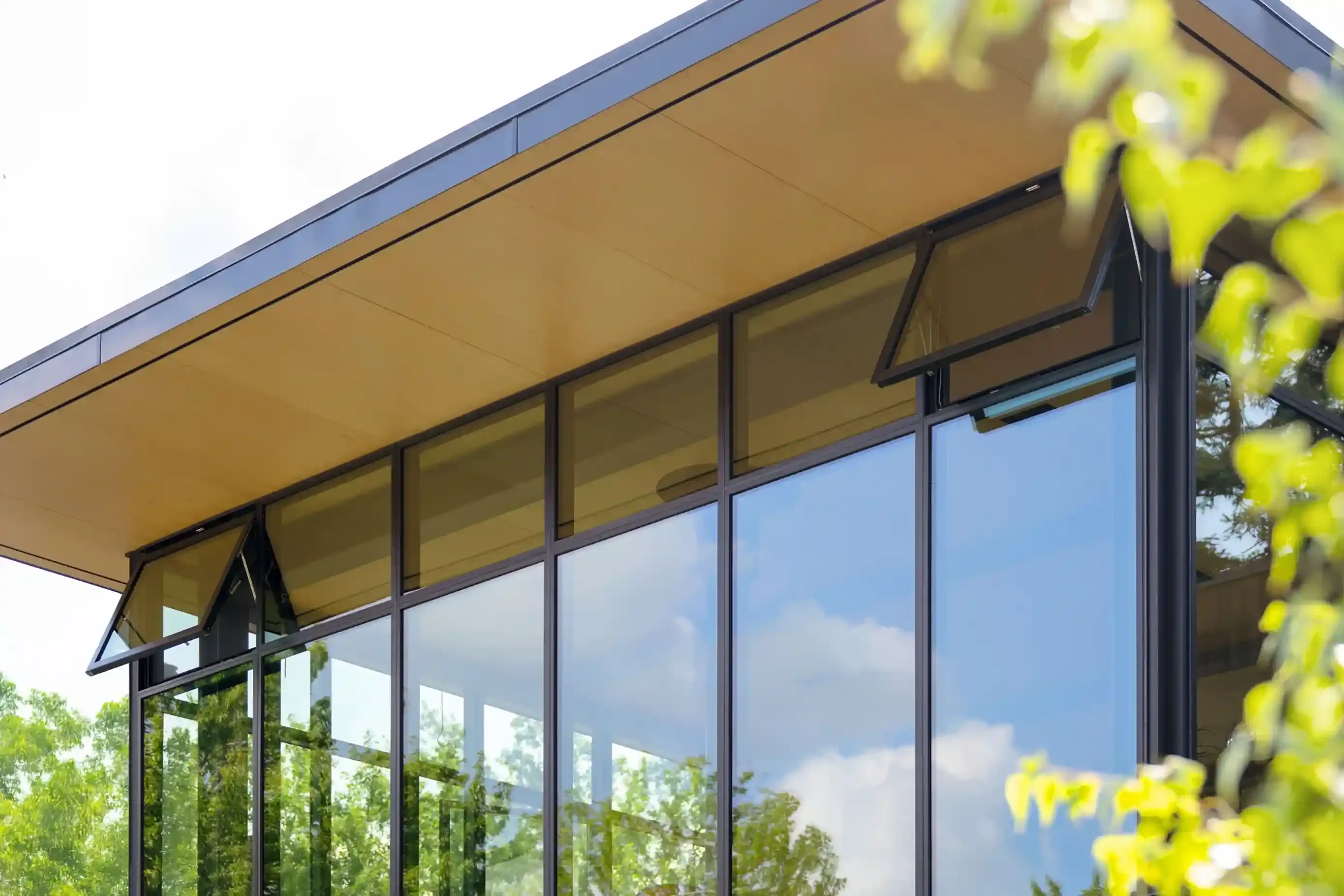 Sistem jendela uPVC warna gelap untuk halaman produk Awning Windows